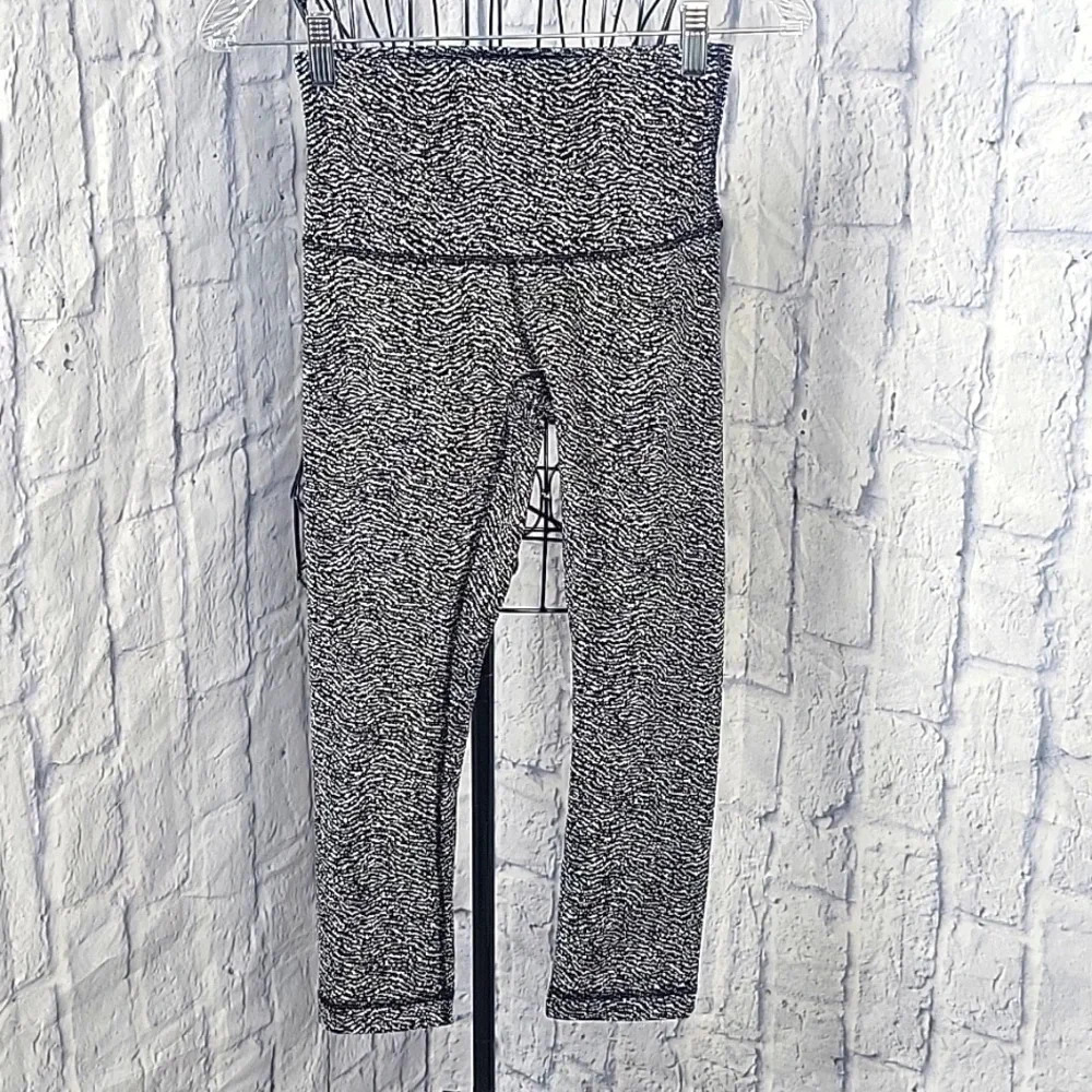 LULULEMON Align High Rise Crop Black and White Leggins Size 4‎